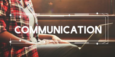 Dizüstü bilgisayarda yazan kadın