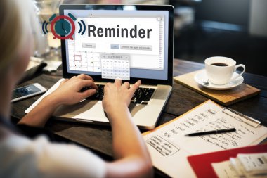 bilgisayar ile çalışan kadın