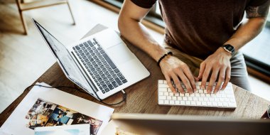 bilgisayarda çalışan adam