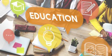 Öğrenciler birlikte okuyorlar. 