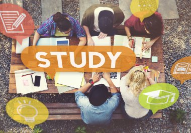 Öğrenciler birlikte okuyorlar. 