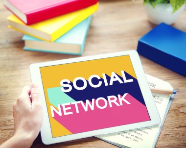 Tablet kullanan adam