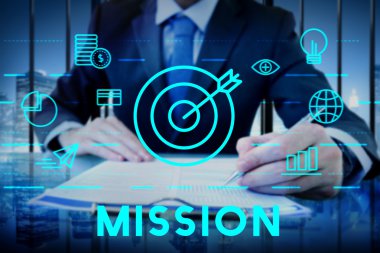 Belgelerle çalışan bir işadamı