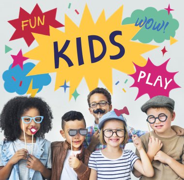 birlikte oynayan samimi neşeli çocuklar