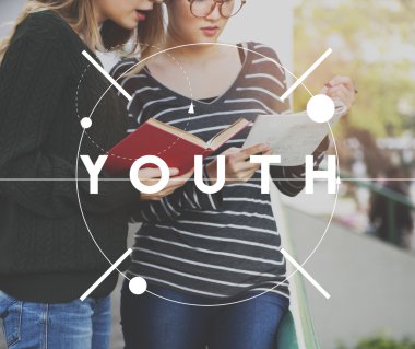 Öğrenci kızlar sokakta not yazma