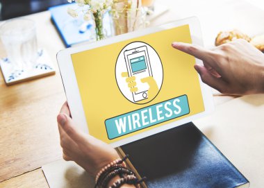 Kız holding dijital tablet