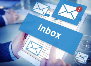 Tablet ve gelen kutusu kavramı kullanan adam