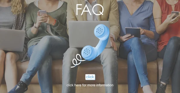 Mensen zitten met apparaten en Faq — Stockfoto