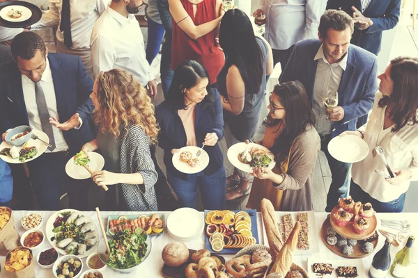 Diversität Menschen essen Rezeptionskost — Stockfoto