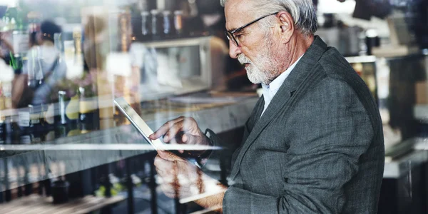 Senior mit digitalem Tablet — Stockfoto