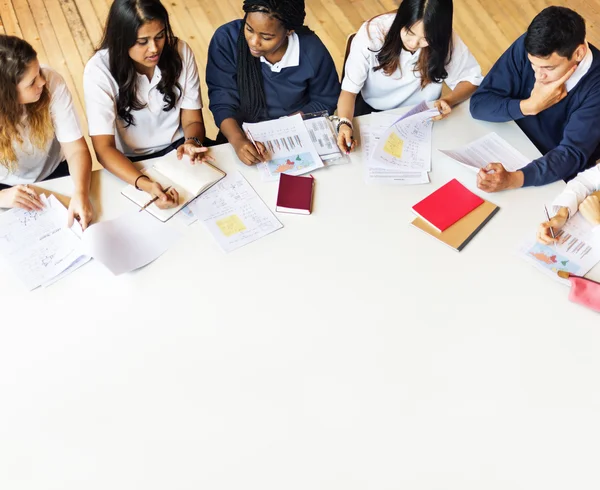 Diversidade estudantes fazendo lição de casa — Fotografia de Stock