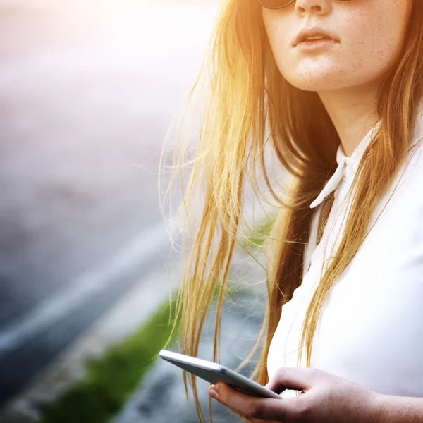 Kvinna med smarttelefon — Stockfoto