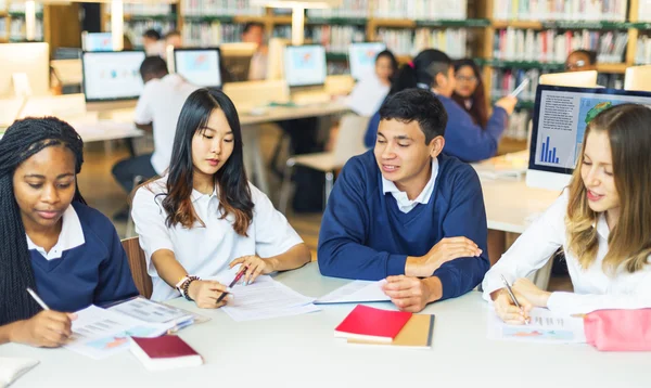 Étudiants en diversité en classe — Photo