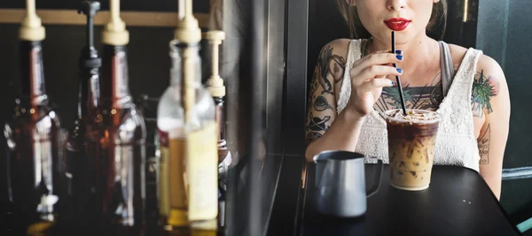 Женщина пьет напиток в кафе — стоковое фото