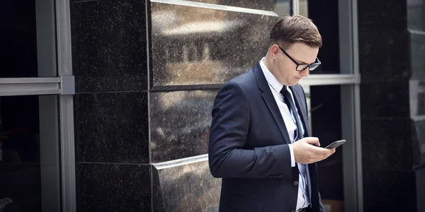 Uomo d'affari che utilizza il telefono — Foto Stock