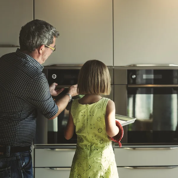 Flicka och farfar baka kakor — Stockfoto