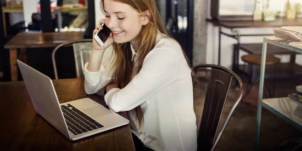 Chica bonita hablando por teléfono — Foto de Stock