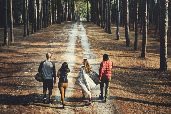 Människor som vandrar i naturen — Stockfoto