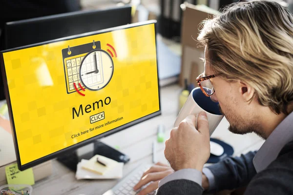 Homem digitando no teclado do computador — Fotografia de Stock