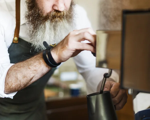 Barista faire du café dans le café — Photo