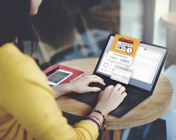 Vrouw werkt met laptop — Stockfoto