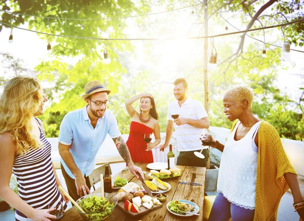 Vänner med lunch utomhus — Stockfoto