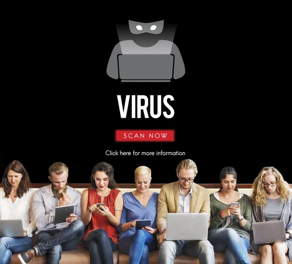 Les gens s'assoient avec des appareils et virus — Photo