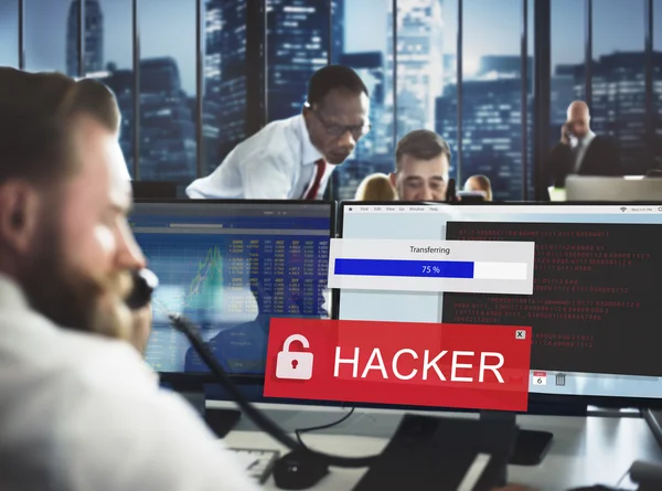 Obchodní lidé pracující a hacker — Stock fotografie