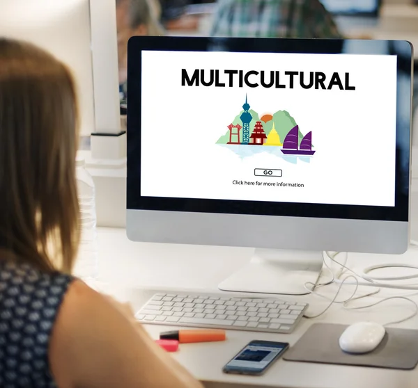 Woman using computer — Stock Photo, Image