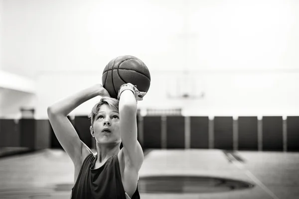 Sportsman bermain basket — Stok Foto