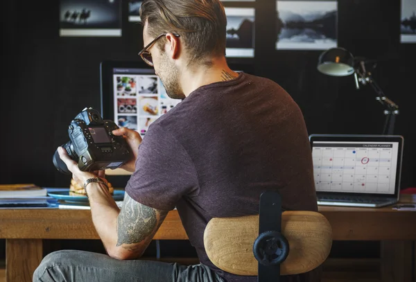 Photographer holding digital camera — Stock Photo, Image