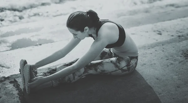 Mujer haciendo ejercicios de yoga —  Fotos de Stock