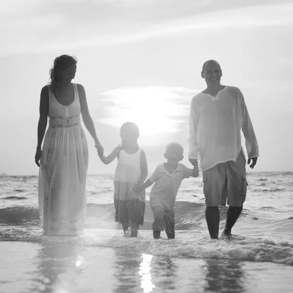 Família feliz com crianças na praia — Fotografia de Stock