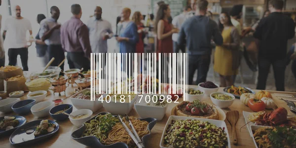 Diversidade pessoas comer comida de recepção — Fotografia de Stock