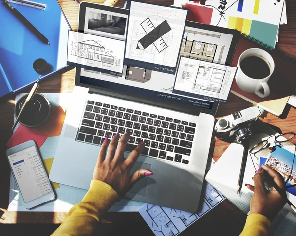 Vrouw die met een computer werkt — Stockfoto