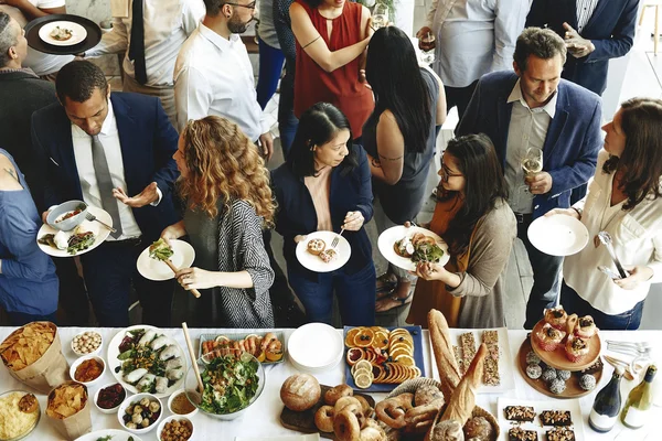 Diversität Menschen essen Rezeptionskost — Stockfoto