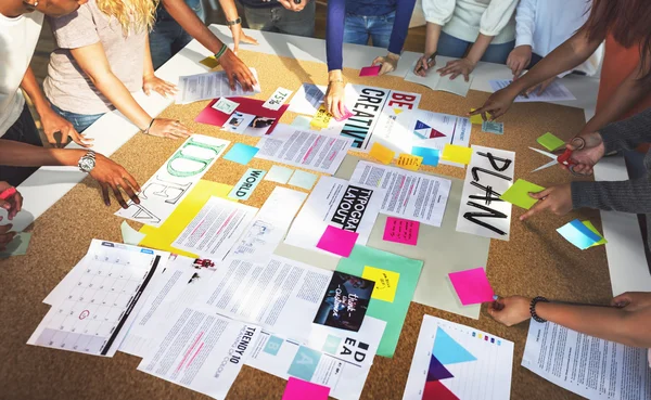 Diversité groupe d'étudiants à la table de travail — Photo