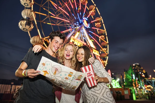 Amigos se divertir no parque de diversões — Fotografia de Stock