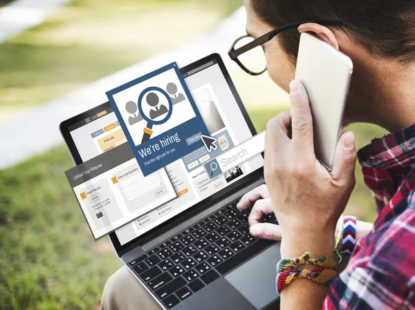 Hombre usando dispositivos digitales — Foto de Stock