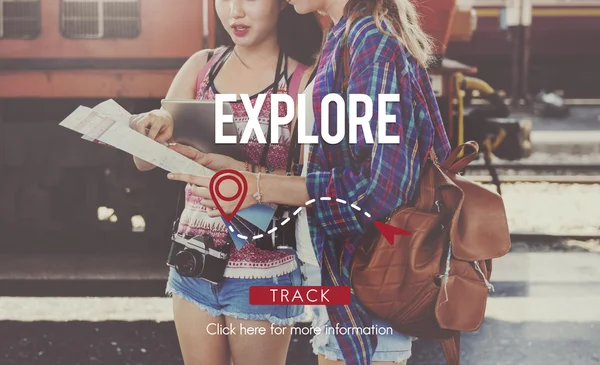 Meisjes op zoek naar reisbestemming — Stockfoto