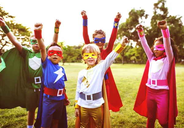 Kinderen in superheld kostuums — Stockfoto