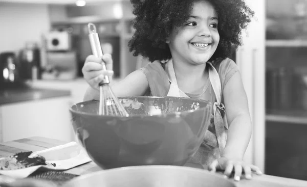 Schattig klein meisje koken — Stockfoto