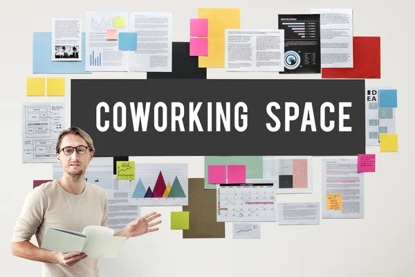 นักธุรกิจทํางานกับ Co-working Space — ภาพถ่ายสต็อก