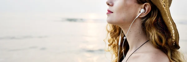 Жінка слухає музику і мріє — стокове фото