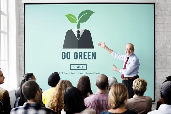 Persone in seminario con go green — Foto Stock