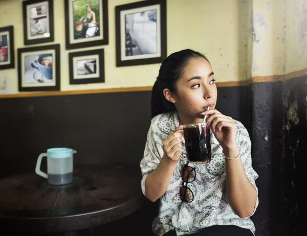 Kvinnan dricka baverage i café — Stockfoto