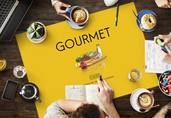 Tabel met poster met Gourmet — Stockfoto