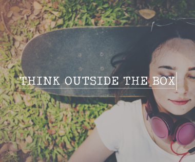 Kaykay üzerinde döşeme kadın 