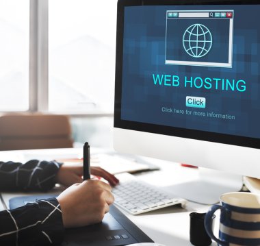bilgisayar Office ile çalışan kişi