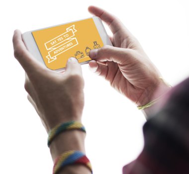 Akıllı telefon tutan adam.